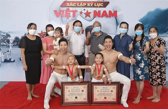 Đại gia đình Quốc Cơ - Quốc Nghiệp có mặt trong ngày Vĩ Lâm, Hùng Tâm lập kỷ lục Việt Nam, trở thành những nghệ sĩ xiếc nhỏ tuổi nhất ở hạng mục thăng bằng trên tay bố.