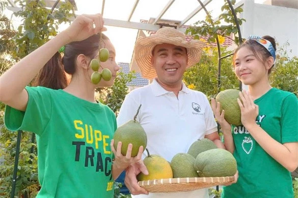 MC Quyền Linh: Mấy chục năm qua, tôi chỉ ngủ dưới đất! - Ảnh 5. MC Quyền Linh: Mấy chục năm qua, tôi chỉ ngủ dưới đất! - Ảnh 5.