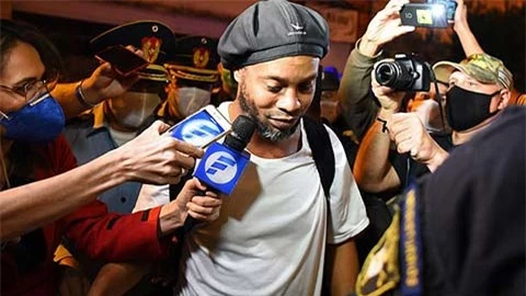 Ronaldinho bình thản ra tù, trở lại Brazil 