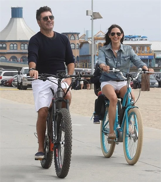 Simon Cowell đạp xe cùng bạn gái ở Malibu.
