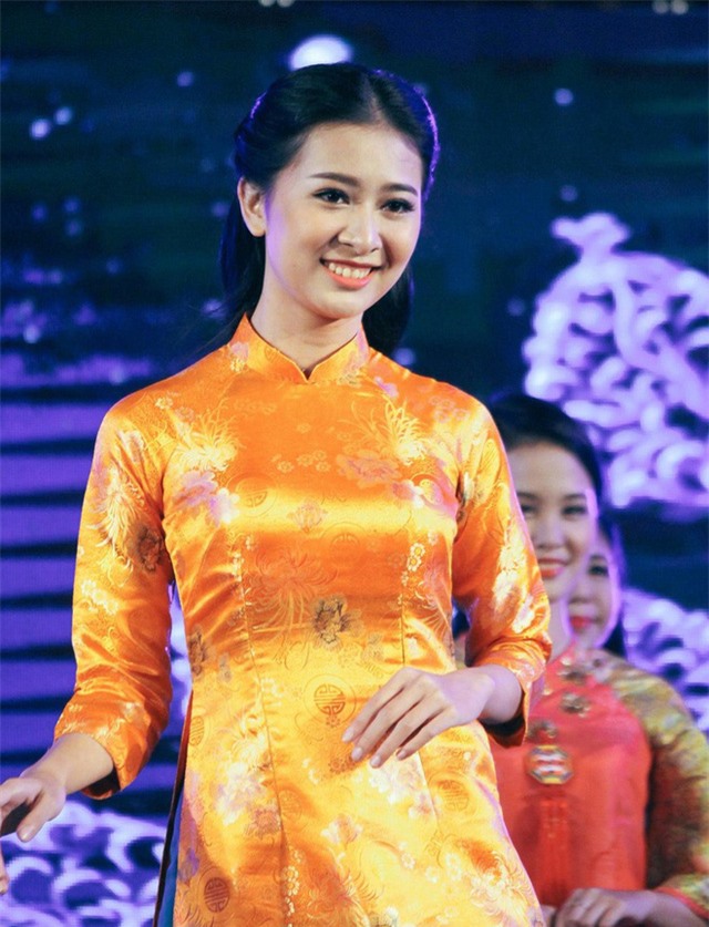 Vẻ đẹp chuẩn con gái Huế của thí sinh Hoa hậu Việt Nam 2020 - Ảnh 3.