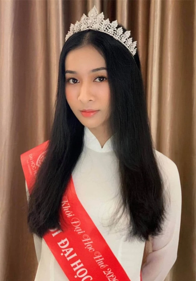 Vẻ đẹp chuẩn con gái Huế của thí sinh Hoa hậu Việt Nam 2020 - Ảnh 4.