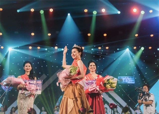 Vẻ đẹp chuẩn con gái Huế của thí sinh Hoa hậu Việt Nam 2020 - Ảnh 5.