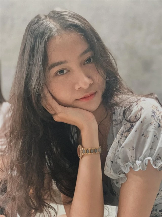 Vẻ đẹp chuẩn con gái Huế của thí sinh Hoa hậu Việt Nam 2020 - Ảnh 9.