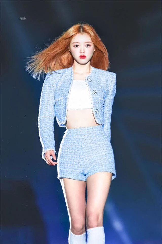 Xuất hiện đối thủ của thánh body BLACKPINK: Tỉ lệ siêu thực làm chao đảo MXH, bước ra sân khấu mà như đi catwalk - Ảnh 4.