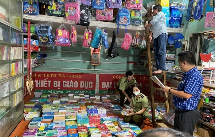 KSV Cục QLTT Hà Giang kiểm tra sách tại cửa hàng VPP Trung Hằng, tổ 10, Việt Quang, huyện Bắc Quang