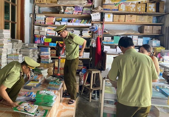 KSV kiểm tra sách tại cơ sở Lê Ngọc Hạnh tại tổ dân phố Phố Mới, thị trấn Vĩnh Tuy, huyện Bắc Quang