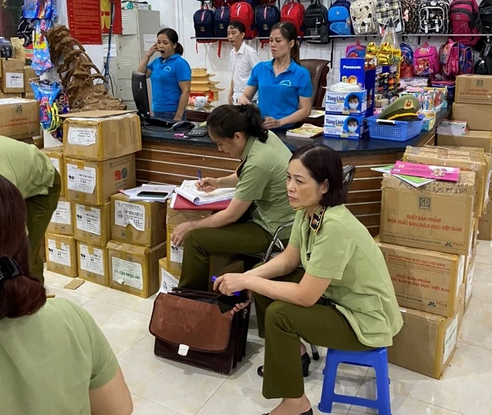 KSV Cục QLTT Hà Giang phối hợp với NXB Giáo dục Việt Nam kiểm tra sách tại cửa hàng sách và thiết bị trường học Bảo Trâm