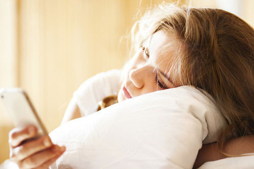 Sáng ngủ dậy tuyệt đối đừng làm 5 việc này kẻo sức khỏe bị ‘bào mòn’ lại rất hại cho não