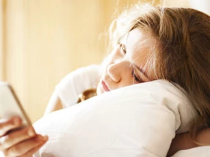 Sáng ngủ dậy tuyệt đối đừng làm 5 việc này kẻo sức khỏe bị ‘bào mòn’ lại rất hại cho não