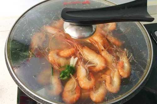Dùng nước sôi hay nước lạnh để luộc tôm là chuẩn nhất? Đây là cách mà đầu bếp vẫn làm