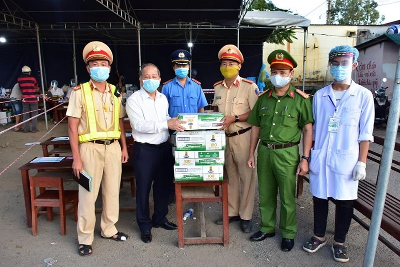 Chủ tịch UBND tỉnh Thừa Thiên Huế Phan Ngọc Thọ tặng quà động viên lực lượng làm nhiệm vụ tại chốt kiểm soát y tế.
