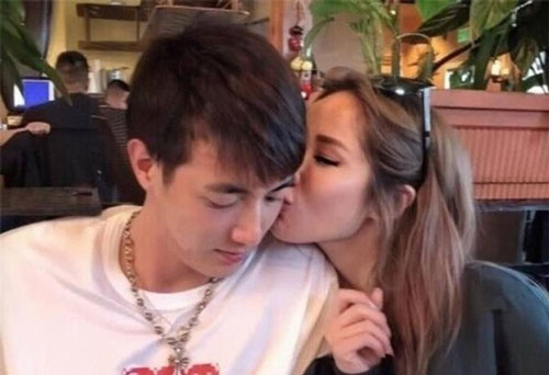 Tiêu Á Hiên 'chuộc lỗi' với bồ kém 16 tuổi