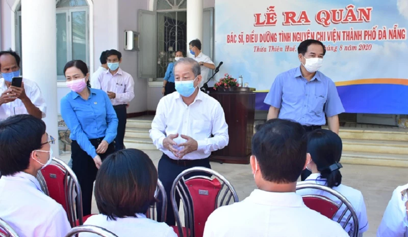 Chủ tịch UBND tỉnh Thừa Thiên Huế Phan Ngọc Thọ (áo trắng, đứng giữa) trò chuyện cùng các bác sĩ, điều dưỡng trước khi lên đường chi viện cho Đà Nẵng phòng chống dịch Covid-19.