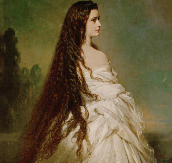 Elisabeth sở hữu nét đẹp mê đắm lòng người với mái tóc màu hạt dẻ dài. Elisabeth sở hữu nét đẹp mê đắm lòng người với mái tóc màu hạt dẻ dài.