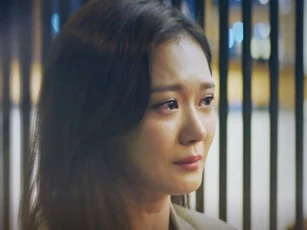 Nhiều lần thấy vợ mở tủ quần áo rồi khóc rung cả vai, nhưng tận khi đọc được cuốn nhật kí tôi mới hiểu lý do phía sau