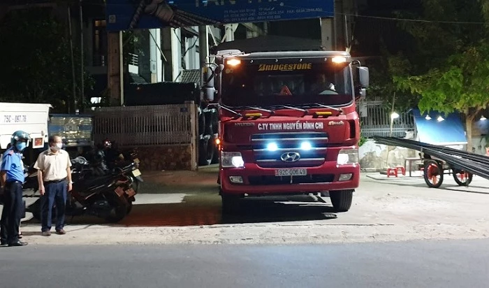 Đưa 3 lái xe cùng 3 chiếc xe tải chở hàng về cách ly y tế ở khu cách ly tại Trường nghiệp vụ Thuế, xã Phú Thượng, huyện Phú Vang (T4).