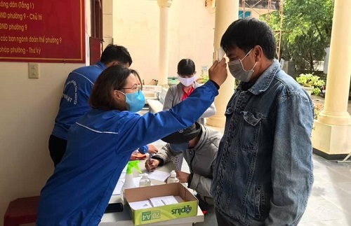 “Chiến sĩ áo xanh” xông pha trong cuộc chiến chống Covid-19