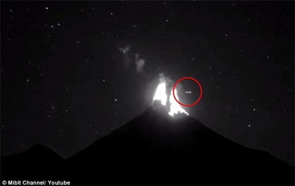 "Có thể đó chỉ là những luồng ánh sáng khả nghi hay chỉ là một phong trào đang nổi lên về UFO. Nhưng những điều này vẫn phải xác thực và nếu cần, chúng tôi sẽ huy động các nhân viên và tiến hành kiểm tra". Cảnh sát Anh nhận định "Có thể đó chỉ là những luồng ánh sáng khả nghi hay chỉ là một phong trào đang nổi lên về UFO. Nhưng những điều này vẫn phải xác thực và nếu cần, chúng tôi sẽ huy động các nhân viên và tiến hành kiểm tra". Cảnh sát Anh nhận định