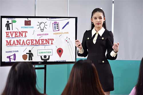 Lê Âu Ngân Anh lần đầu trải lòng về áp lực khi trở thành giảng viên đại học ở tuổi 25
