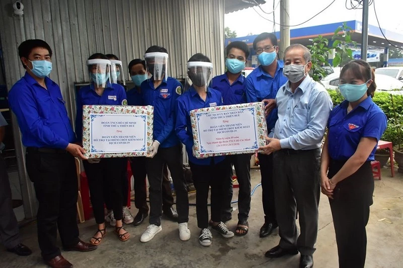 Chủ tịch UBND tỉnh Thừa Thiên Huế Phan Ngọc Thọ thăm hỏi, động viên, tặng quà các bạn đoàn viên thanh niên tình nguyện tham gia phòng chống dịch tại các chốt kiểm soát y tế. 