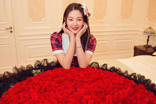 'Song Hye Kyo Trung Quốc' được tặng bó hồng khổng lồ