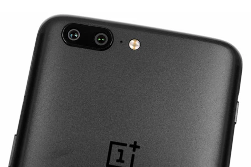  =7. OnePlus 5 (tốc độ chụp: 1.1 giây/tấm hình).