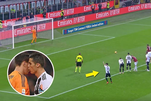 Ronaldo giúp đồng đội bắt phạt đền.