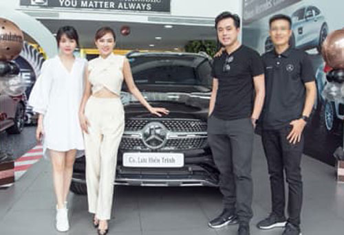 Dương Khắc Linh đưa chị vợ là ca sĩ đi nhận xế hộp tiền tỷ