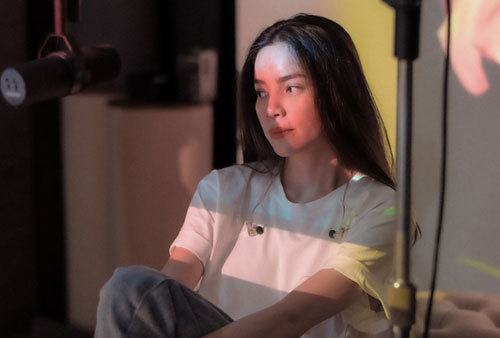 Hồ Ngọc Hà 'bế' bầu đi thu âm đến khuya