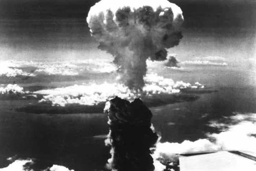 Đám mây hình nấm trên bầu trời Nagasaki, sau khi Mỹ ném quả bom nguyên tử thứ hai