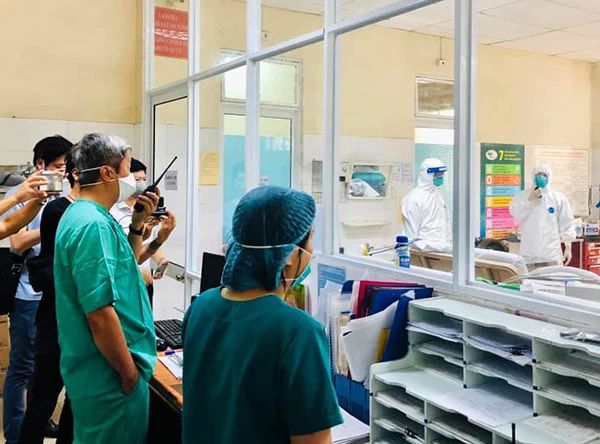 Thứ trưởng Bộ Y tế Nguyễn Trường Sơn, Trưởng Bộ phận thường trực đặc biệt phòng, chống dịch Covid-19 của Bộ Y tế tại TP Đà Nẵng gọi bộ đàm động 