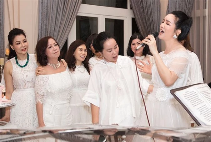 Hoa hậu đền Hùng ngẫu hứng khoe giọng hát trong buổi tiệc sinh nhật con.