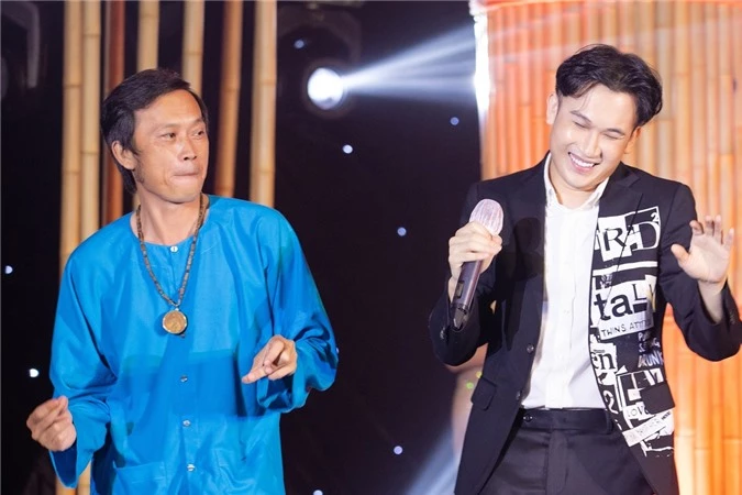 Danh hài còn trổ tài nhảy hip hop cùng em trai - ca sĩ Dương Triệu vũ và nhận được nhiều sự cổ vũ từ êkíp.