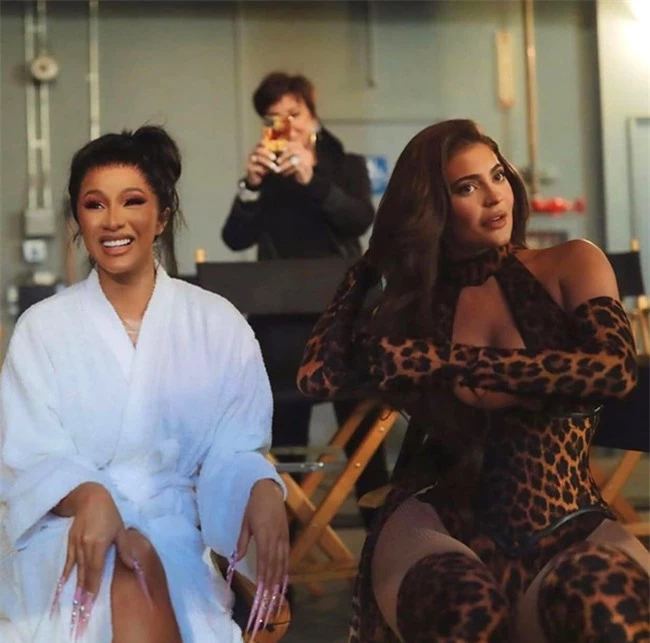 Cardi B (trái) bảo vệ quyết định mời Kylie Jenner đóng MV.