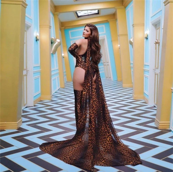 Kylie Jenner gây ấn tượng với thân hình đồng hồ cát bốc lửa và thần thái quyến rũ trong MV.