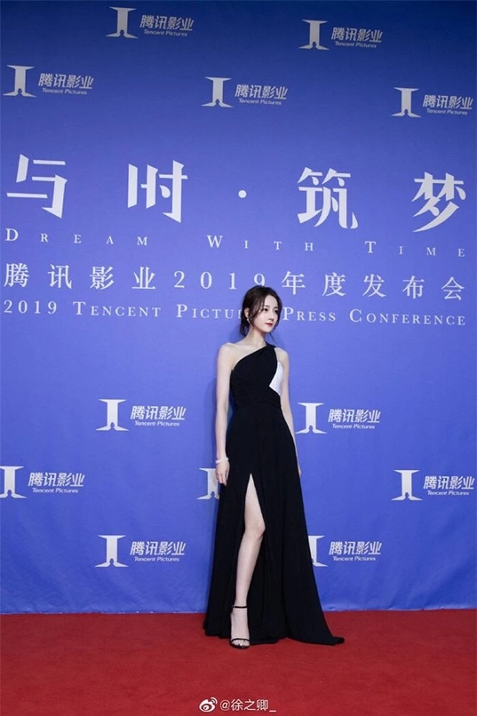 Visual đỉnh của Địch Lệ Nhiệt Ba diện váy cúp ngực, xẻ chân đẹp đến mức lọt top 1 weibo - Ảnh 11