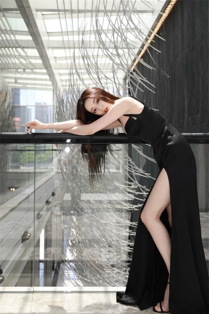 Visual đỉnh của Địch Lệ Nhiệt Ba diện váy cúp ngực, xẻ chân đẹp đến mức lọt top 1 weibo - Ảnh 2