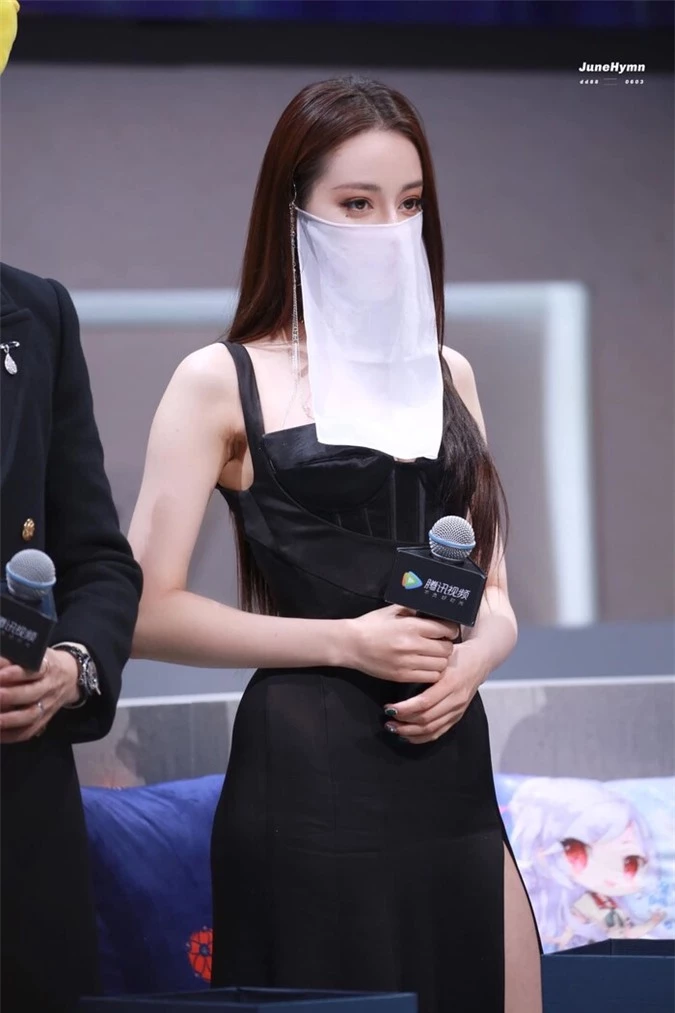 Visual đỉnh của Địch Lệ Nhiệt Ba diện váy cúp ngực, xẻ chân đẹp đến mức lọt top 1 weibo - Ảnh 7