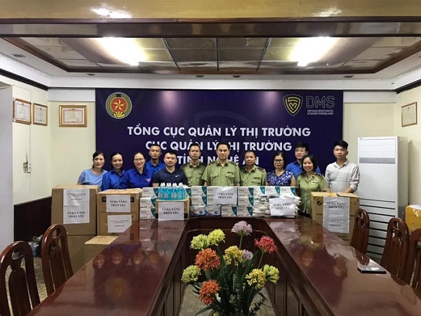 Quản lý thị trường ủng hộ 21.000 khẩu trang cho 3 tỉnh đang căng mình chống dịch Covid-19