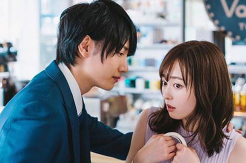 Vừa xuống taxi thì được một người đàn ông lạ chạy đến giơ ô che mưa cho, song lời giới thiệu của anh ta khiến tôi "chết lặng"