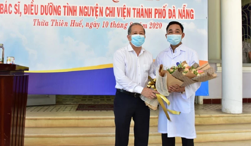 Bác sĩ Phan Văn Quý, Phó Giám đốc Bệnh viện Phổi tỉnh Thừa Thiên Huế, đại diện Đoàn công tác nhận hoa của Chủ tịch tỉnh và hứa quyết tâm thực hiện tốt nhiệm vụ, làm hết sức mình để hỗ trợ Đà Nẵng phòng chống dịch.
