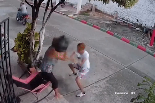 Ngỡ ngàng trước cảnh cụ bà cầm mũ bảo hiểm đuổi đánh kẻ cướp giật 'chạy mất dép'