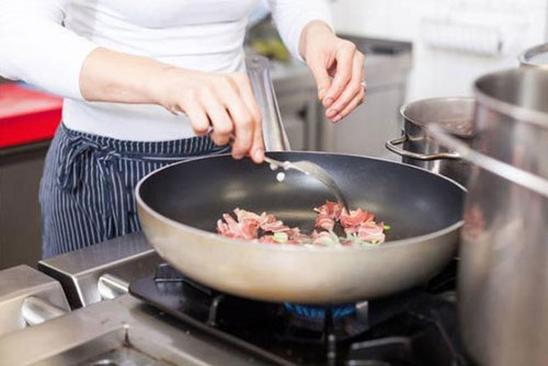 Những dụng cụ nấu ăn có thể gây 'trọng bệnh' mà bạn không thể ngờ