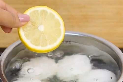 Cho thêm một lát chanh vào nồi luộc trứng, bạn sẽ thấy điều kì diệu sau đó