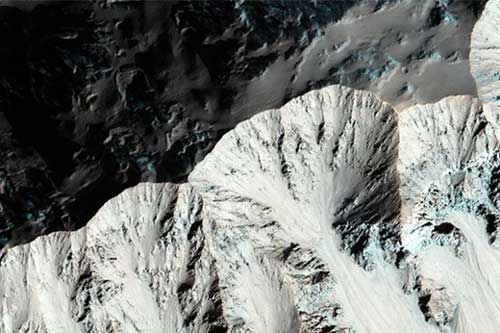 Nhà khoa học tin rằng, sự sống tồn tại bên dưới bề mặt Sao Hỏa