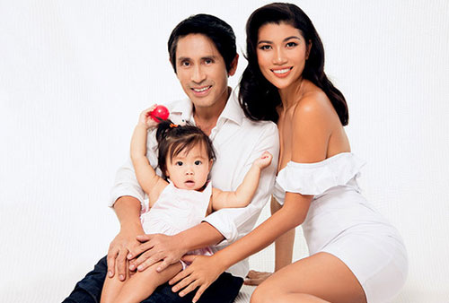 Trang Lạ và chồng đại gia khoe con gái 1 tuổi