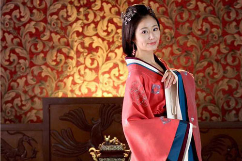 Cú đổi đời ngoạn mục của một cung nữ: Xuất thân nghèo khó, phải hầu hạ hậu phi nhưng vì thái giám viết sai một chữ mà cuộc đời rẽ hướng
