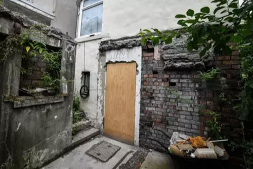 Cặp vợ chồng 2 năm không dám về nhà vì âm thanh kỳ quái từ tầng hầm