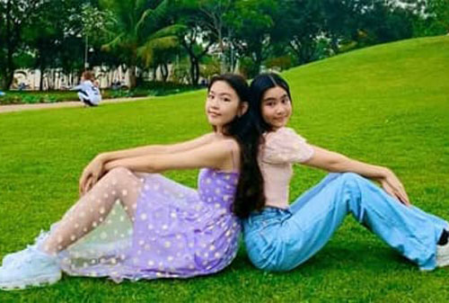 Bất chấp việc chụp cam thường, 2 công chúa nhà MC Quyền Linh vẫn đẹp ngất ngây